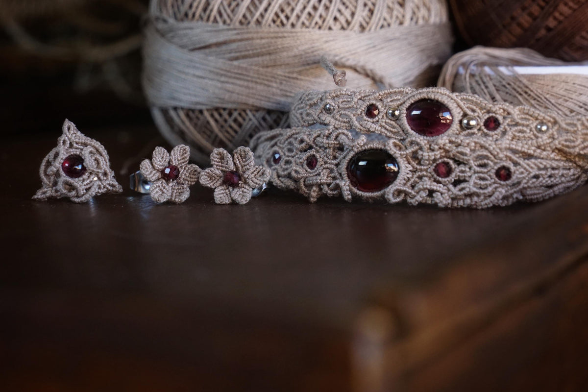 Bracelet Réglable en Micro Macramé avec Grenat Hessonite rouge - Coton & Astrance