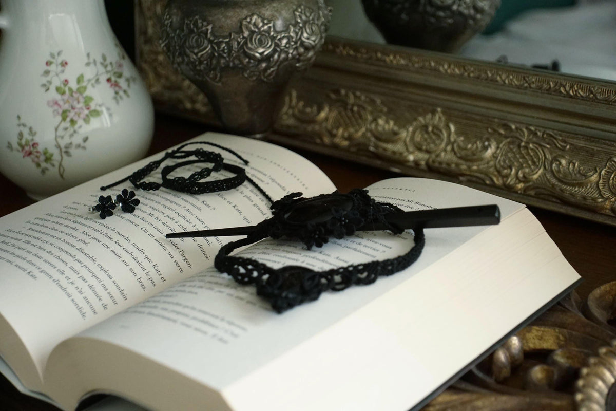 Bracelet Fin Gothique en Micro macramé Noir avec Perles d’Agate - Coton & Astrance