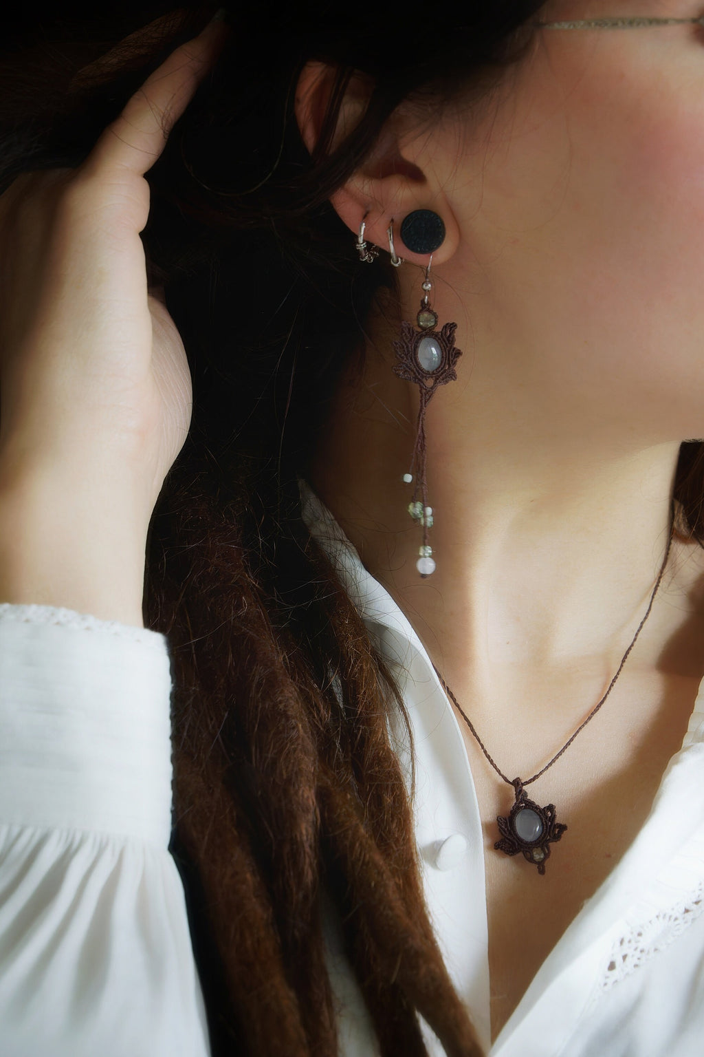 Pendentif en Micro Macramé avec Jade Blanc et Perles Vert Pastel - Coton & Astrance