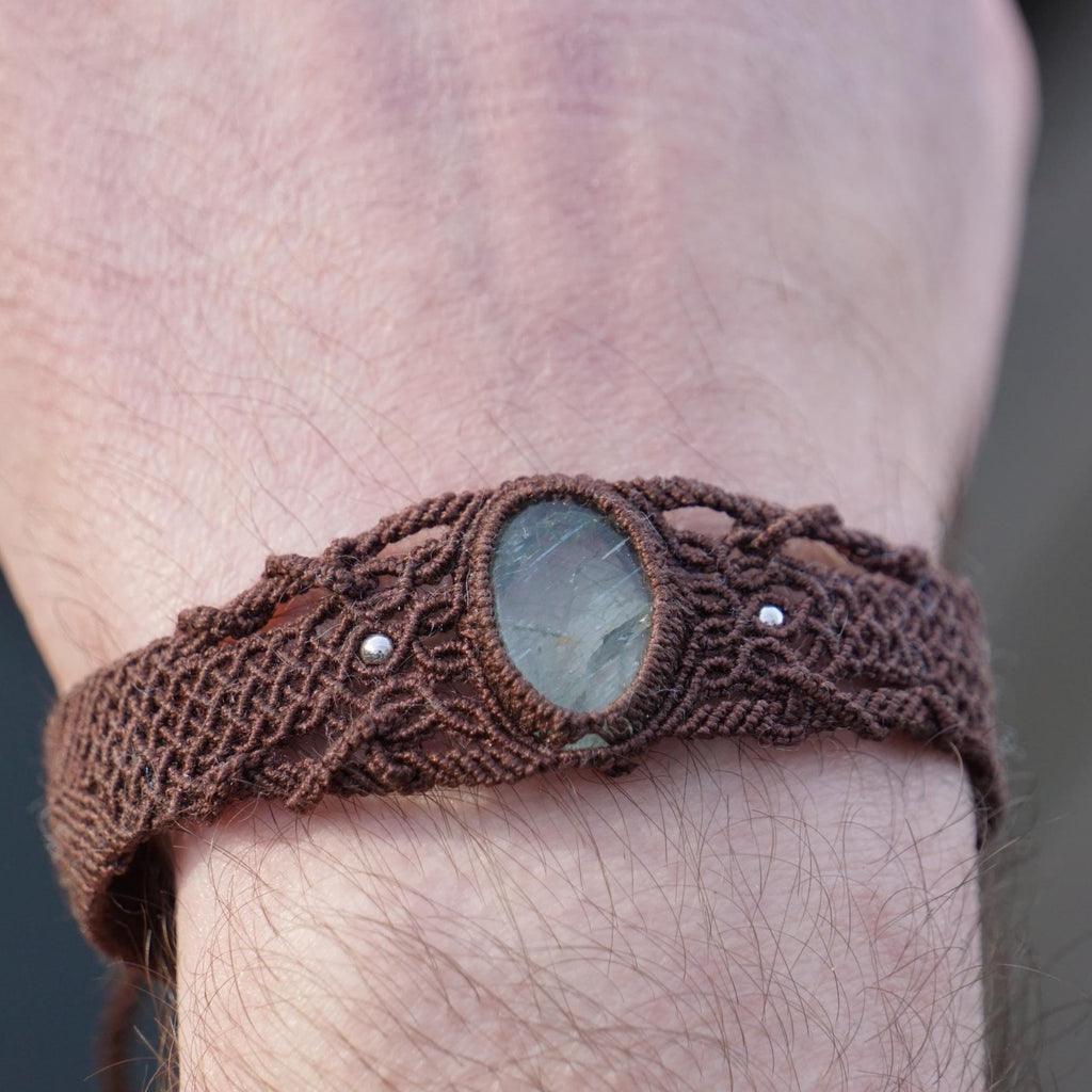 Bracelet homme manchette en micromacramé – Pierre de Soleil de l'Oregon Verte – Bijou elfique, celtique, ajustable, Bijou de couple - Coton & Astrance