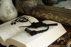 Puces d’oreilles gothiques fleurs noires et agates - Coton & Astrance
