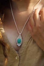 Pendentif en Micro Macramé Bohème avec Amazonite Turquoise et Nacre - Coton & Astrance