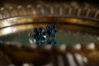 Puces d’oreilles gothiques fleurs noires et agates - Coton & Astrance