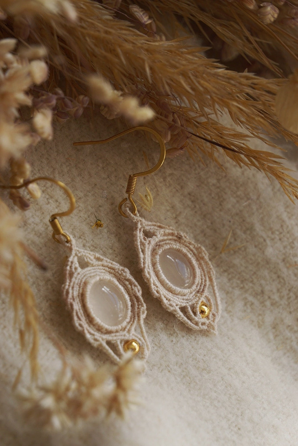 Boucles d'Oreilles en Micro Macramé en Jade Blanc - Coton & Astrance