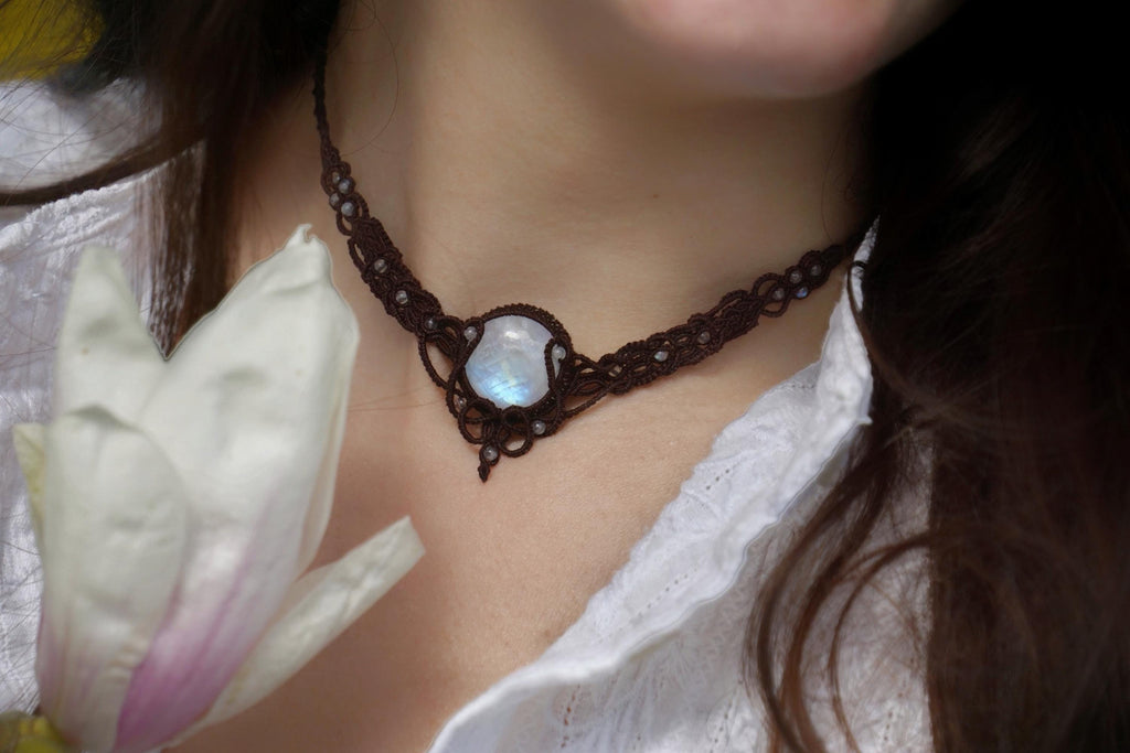 Collier Ras-de-Cou en Micro Macramé avec Labradorite Blanche - Coton & Astrance
