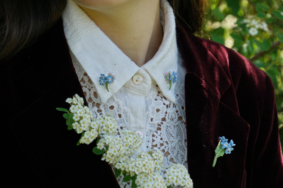 Broche de col Myosotis en micro macramé – Pin's floral bohème cottagecore - Coton & Astrance