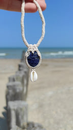 Collier micro macramé unisexe bleu sodalite & cauri – été bohème