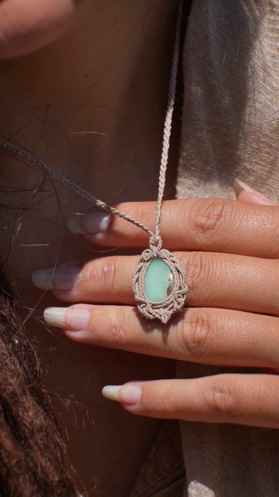 Pendentif chrysoprase naturelle en micro macramé, bijou pastel - Coton & Astrance