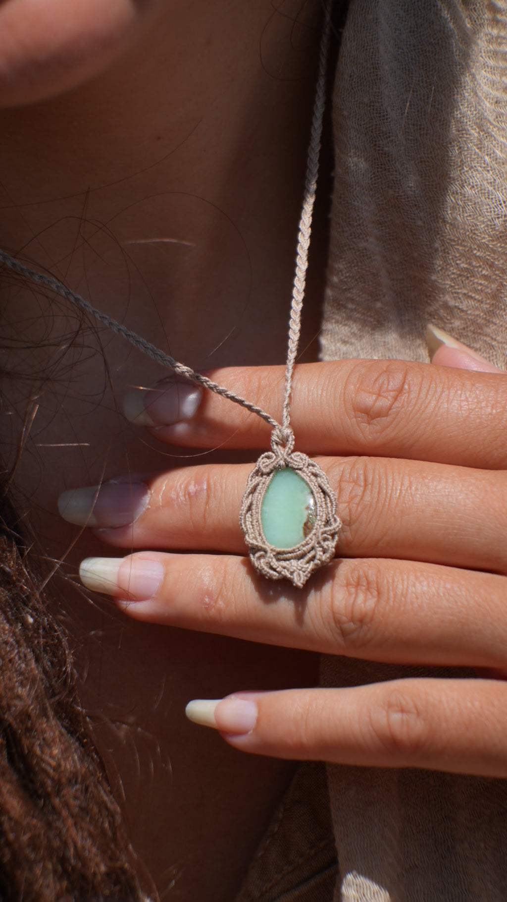 Pendentif chrysoprase naturelle en micro macramé, bijou pastel - Coton & Astrance