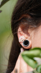 Puces d’oreilles florale en micro macramé rhodochrosite rose - Coton & Astrance
