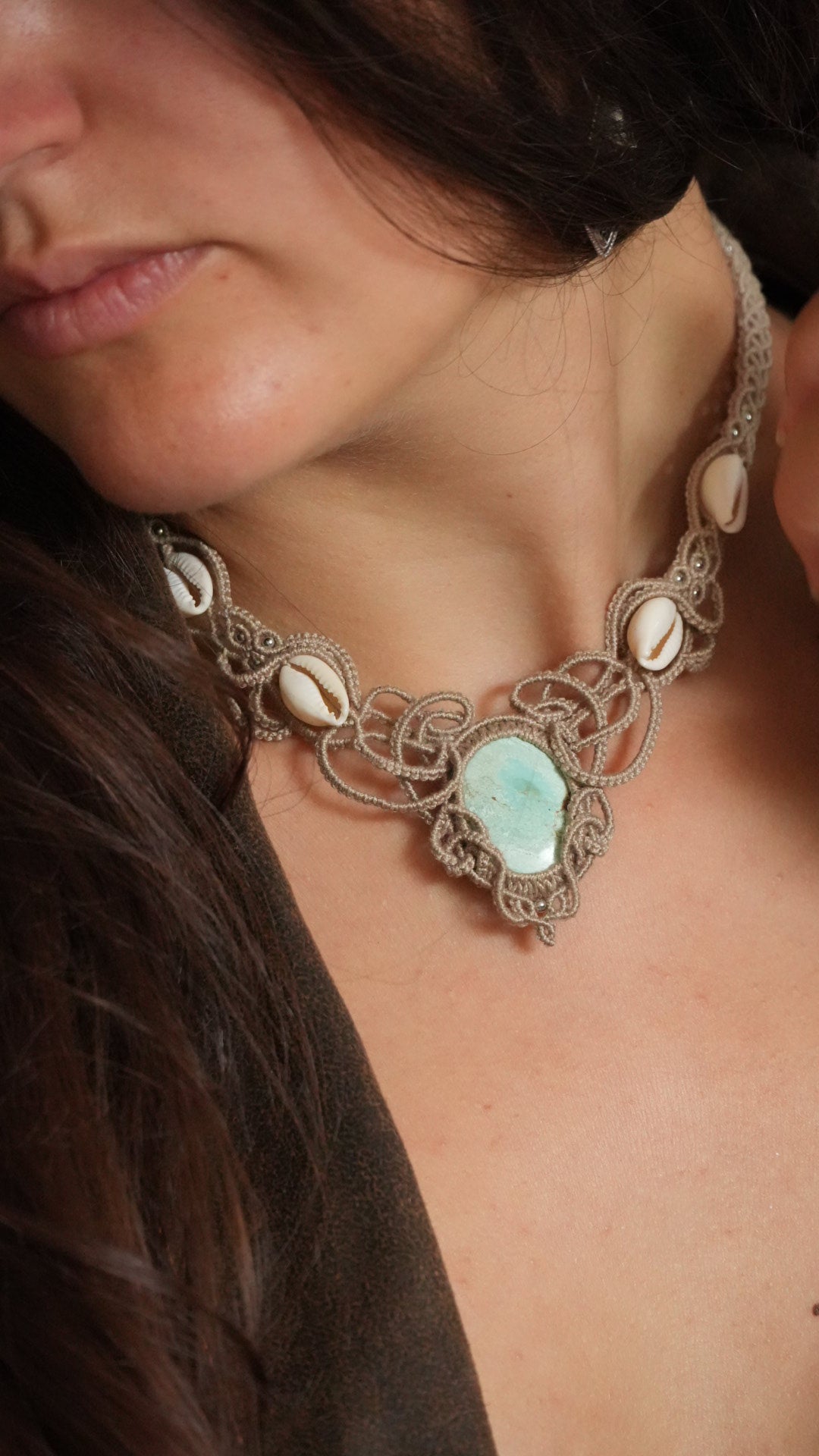 Collier plastron turquoise australienne et cauris – micro macramé - Coton & Astrance