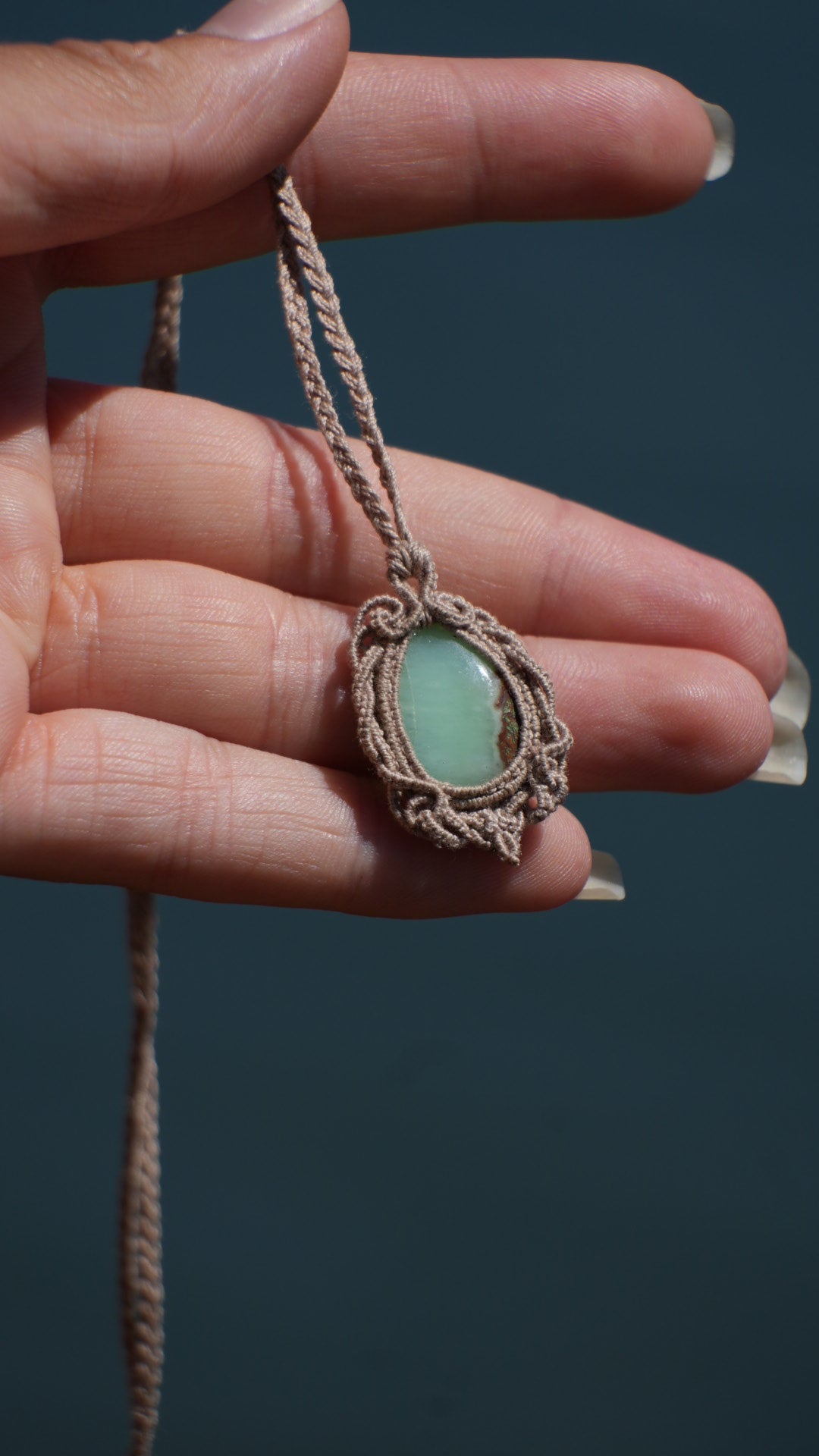 Pendentif chrysoprase naturelle en micro macramé, bijou pastel - Coton & Astrance