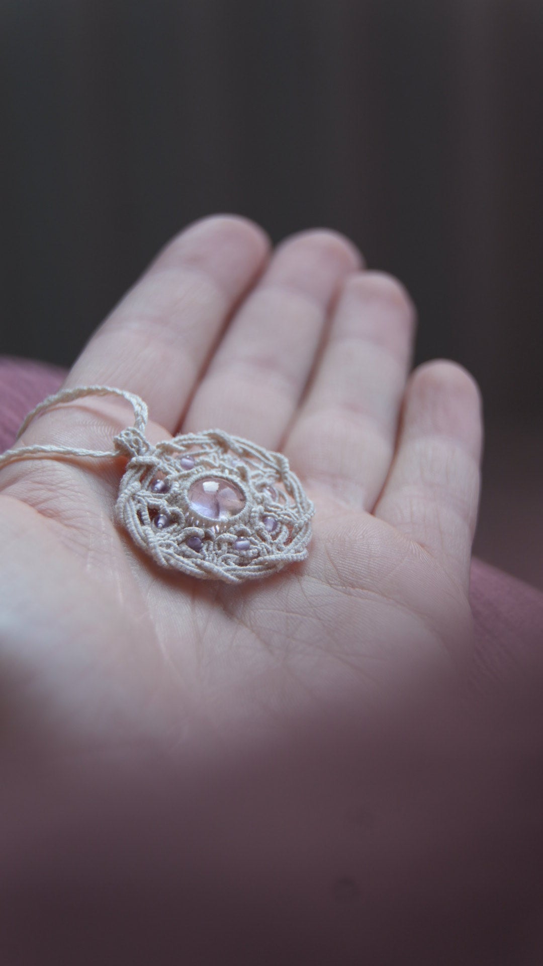 Pendentif médaillon celtique en micro macramé avec amétrine pâle et améthyste - Coton & Astrance