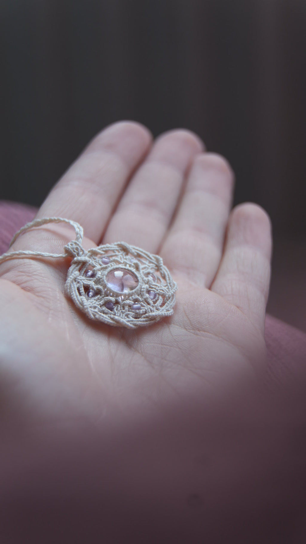 Pendentif médaillon celtique en micro macramé avec amétrine pâle et améthyste - Coton & Astrance