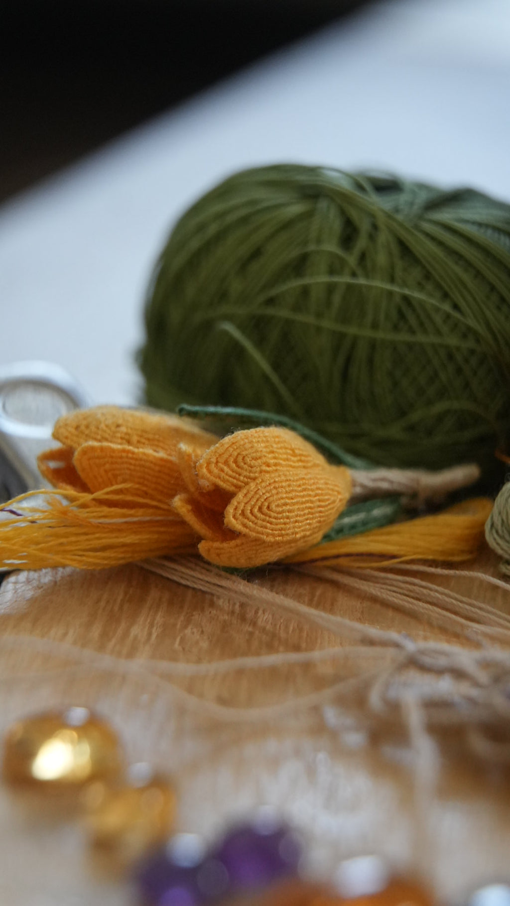 Broche crocus jaune micro macramé, boutonnière de mariage fleur - Coton & Astrance