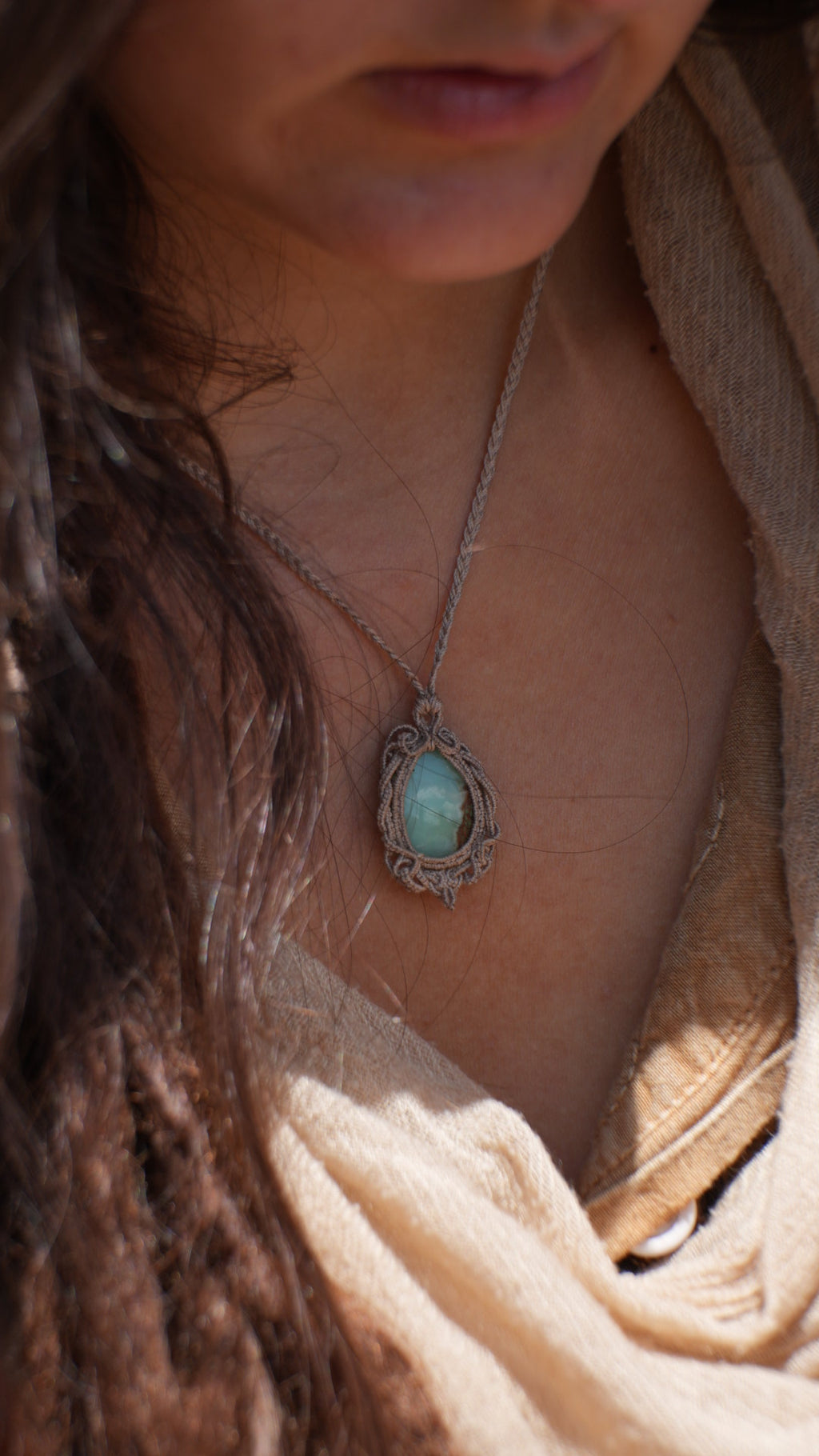 Pendentif chrysoprase naturelle en micro macramé, bijou pastel - Coton & Astrance