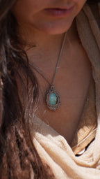 Pendentif chrysoprase naturelle en micro macramé, bijou pastel - Coton & Astrance