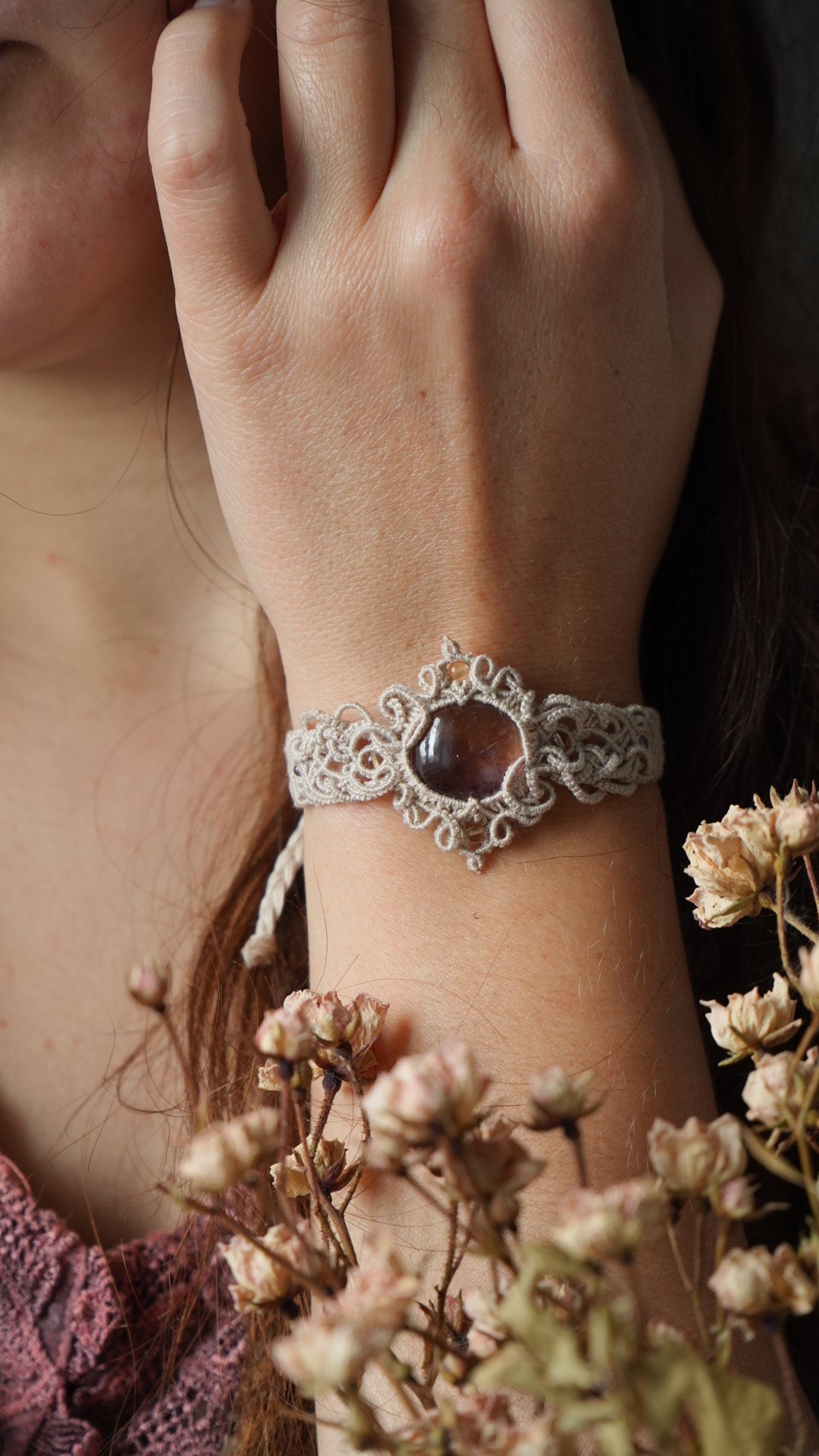 Manchette elfique en micro macramé avec amétrine, citrine et améthyste - Coton & Astrance