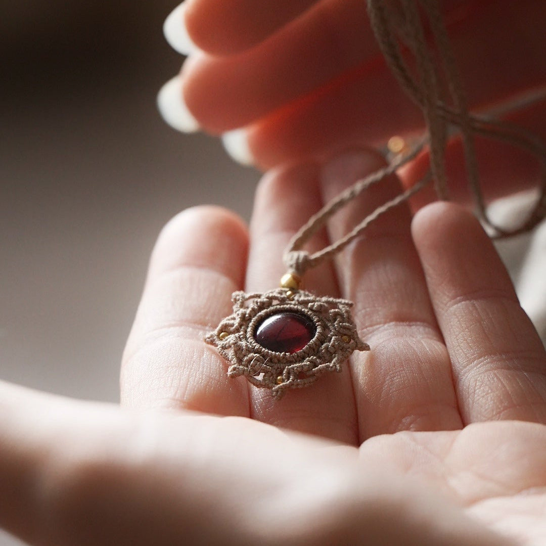 Collier Médaillon en micro macramé et grenat rouge - Coton & Astrance