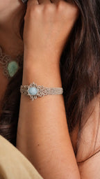 Bracelet aigue-marine en micro macramé – manchette fine fait main - Coton & Astrance