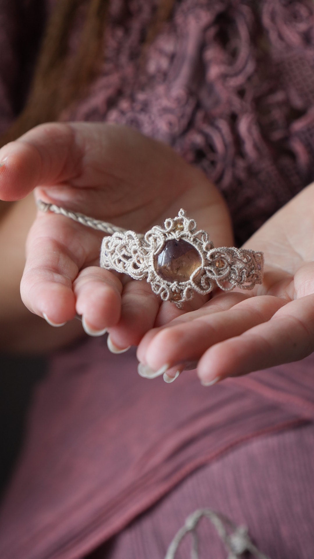 Manchette elfique en micro macramé avec amétrine, citrine et améthyste - Coton & Astrance