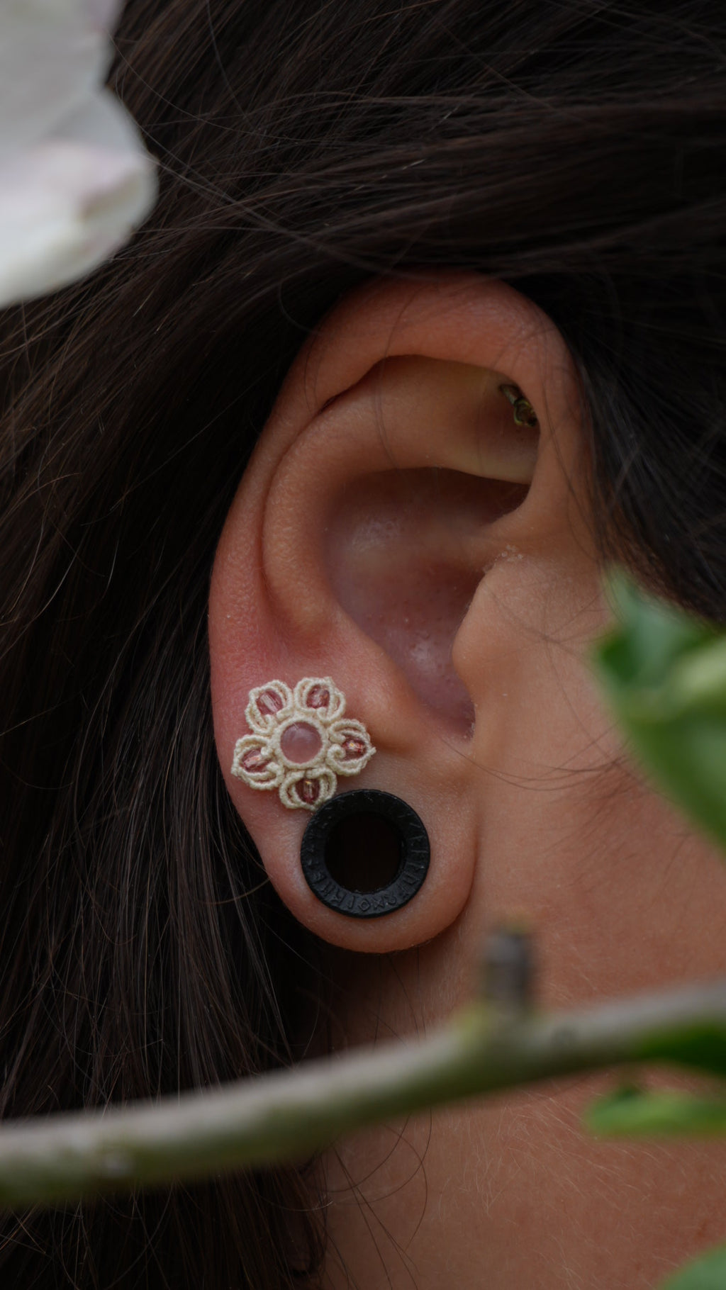 Puces d’oreilles florale en micro macramé rhodochrosite rose - Coton & Astrance