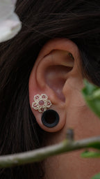Puces d’oreilles florale en micro macramé rhodochrosite rose - Coton & Astrance
