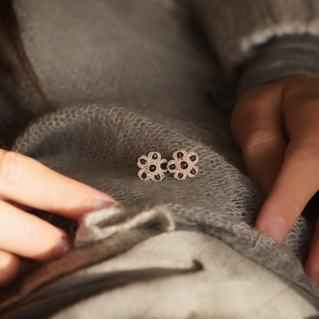 Puces d’oreilles florales en grenat rouge et micro macramé - Coton & Astrance