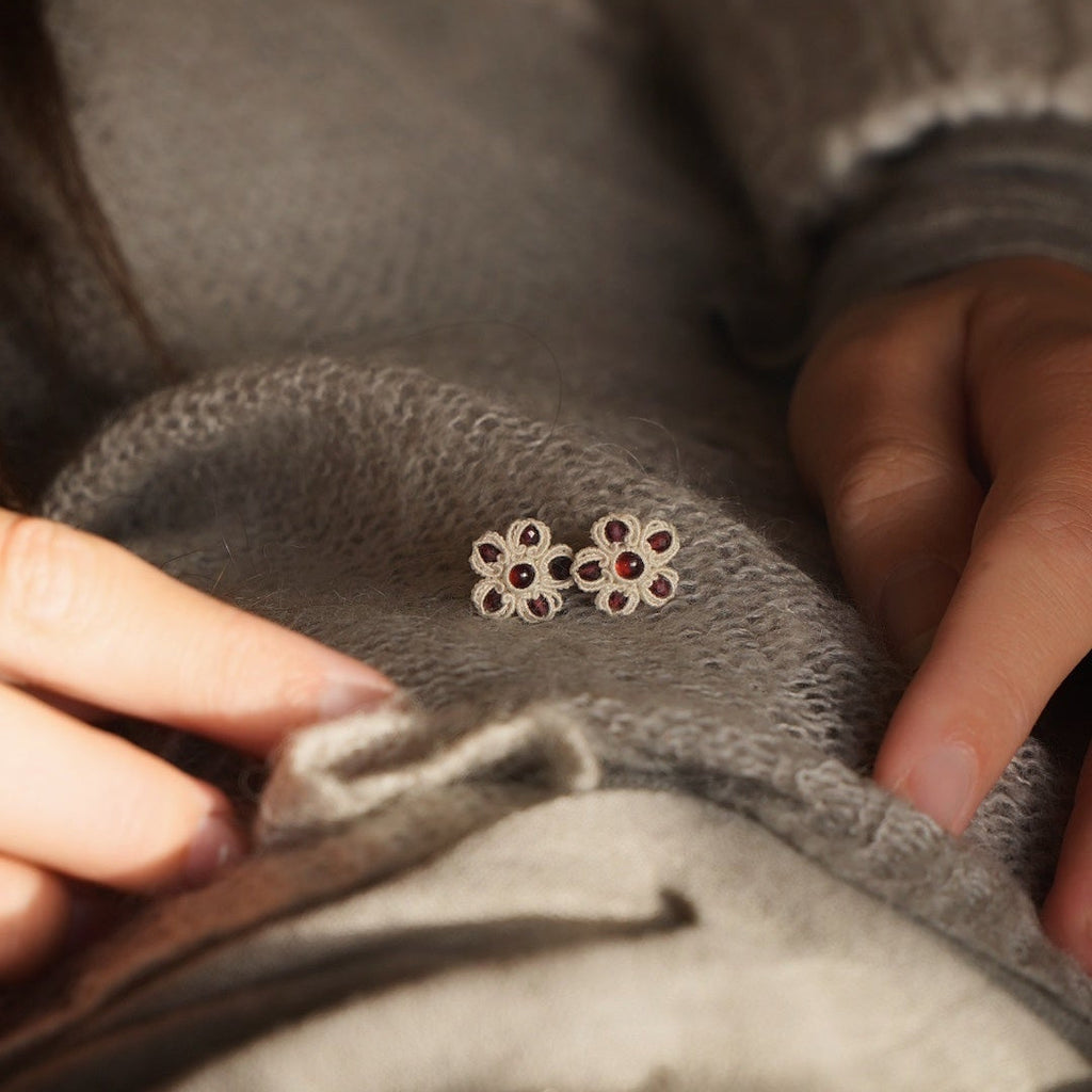 Puces d’oreilles florales en grenat rouge et micro macramé - Coton & Astrance