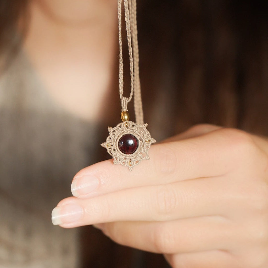 Collier Médaillon en micro macramé et grenat rouge - Coton & Astrance