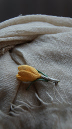 Broche crocus jaune micro macramé, boutonnière de mariage fleur - Coton & Astrance