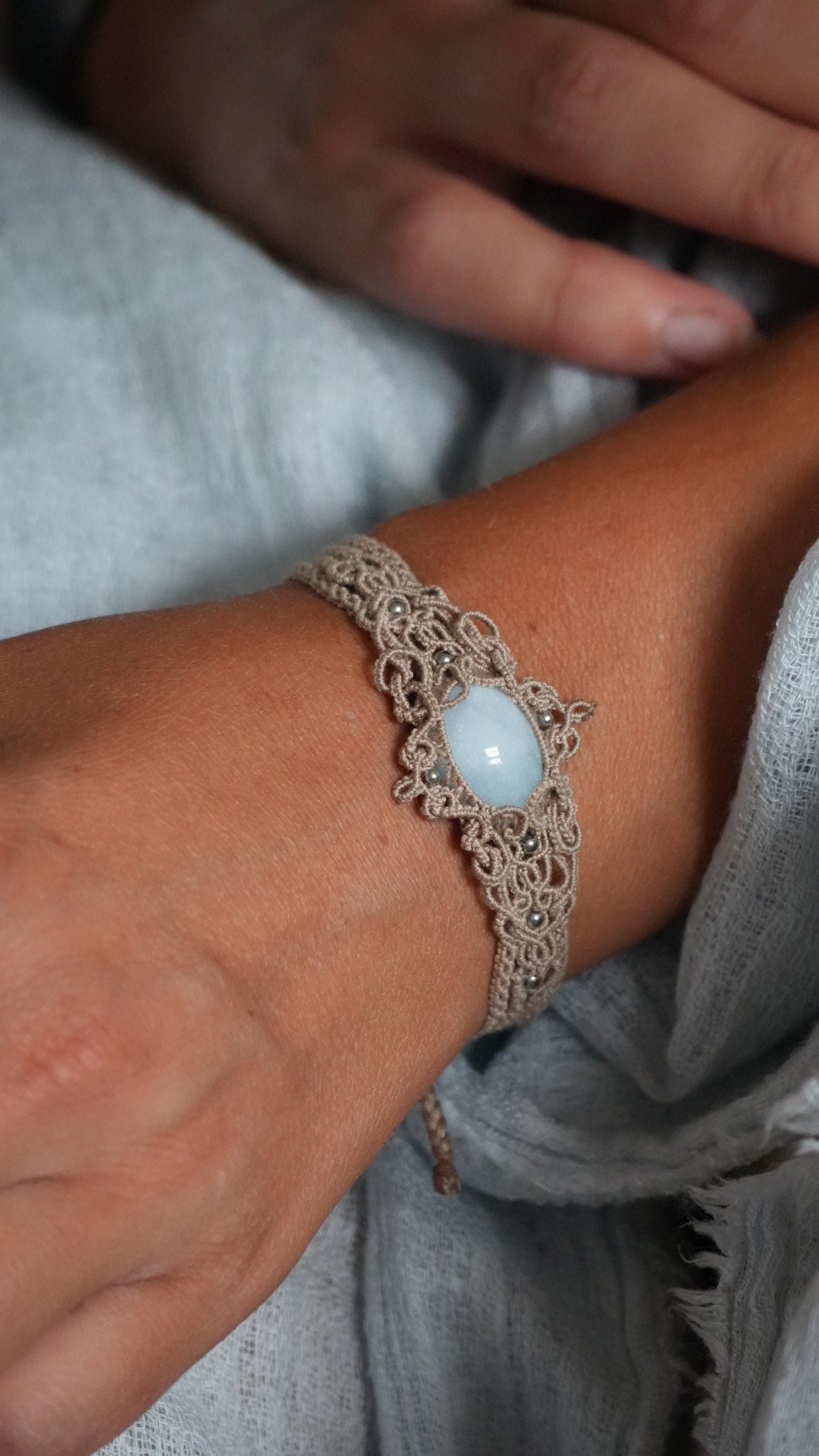 Bracelet aigue-marine en micro macramé – manchette fine fait main - Coton & Astrance