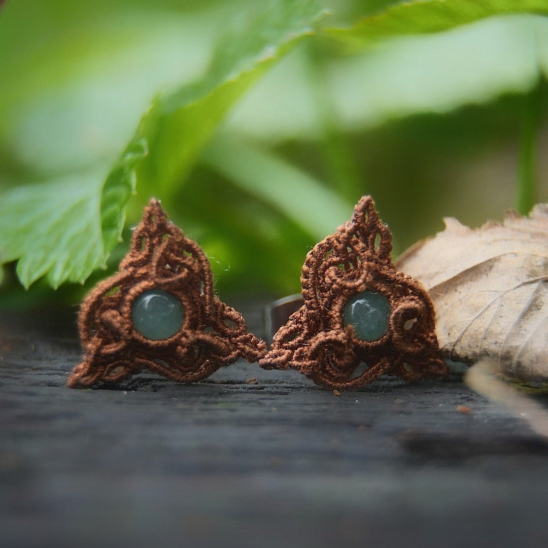 Puces d’oreilles triquetra celtiques en aventurine verte - Coton & Astrance