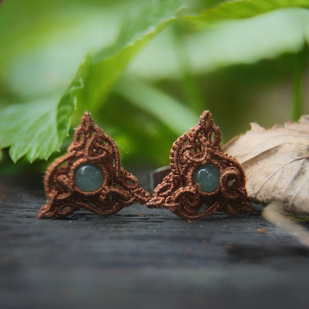 Puces d’oreilles triquetra celtiques en aventurine verte - Coton & Astrance