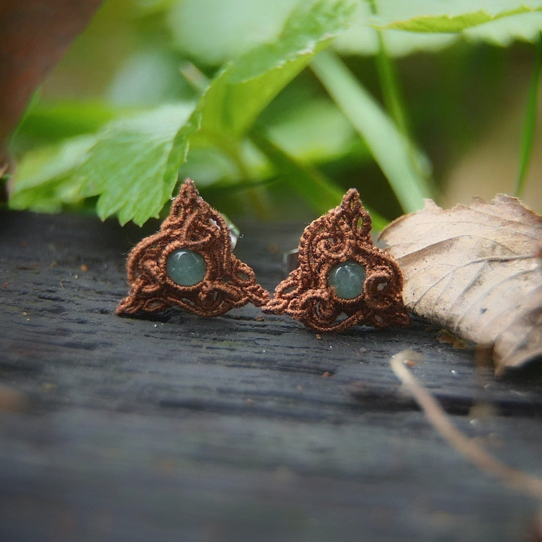 Puces d’oreilles triquetra celtiques en aventurine verte - Coton & Astrance