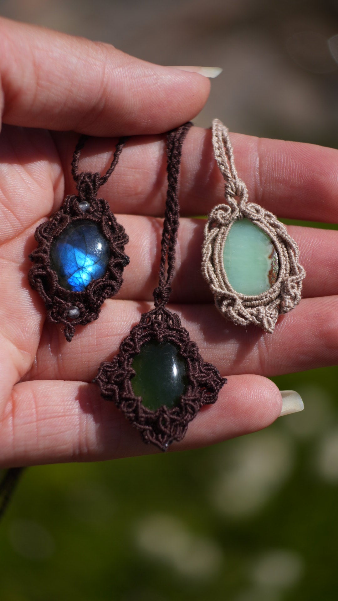 Pendentif labradorite bleue en micro macramé – bijou celtique artisanal - Coton & Astrance