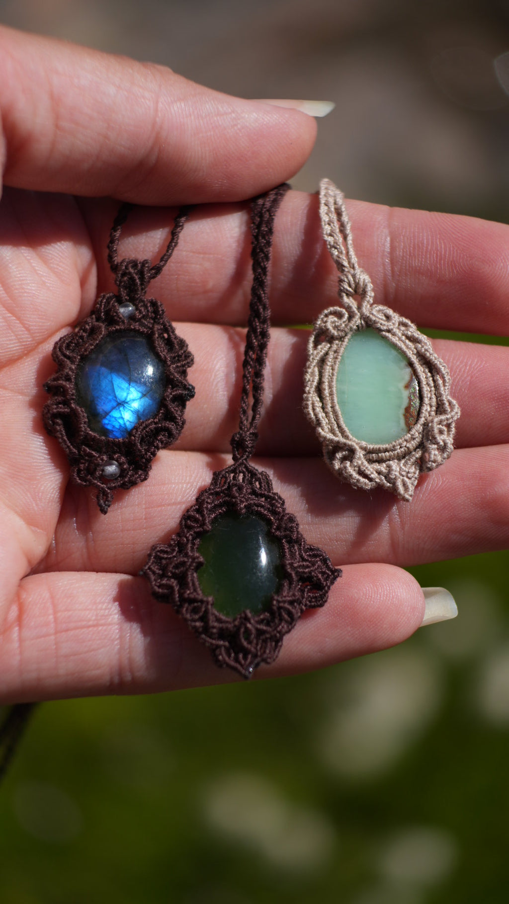 Pendentif labradorite bleue en micro macramé – bijou celtique artisanal - Coton & Astrance
