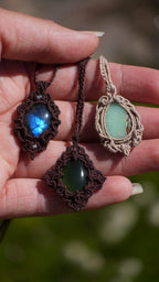 Pendentif labradorite bleue en micro macramé – bijou celtique artisanal - Coton & Astrance