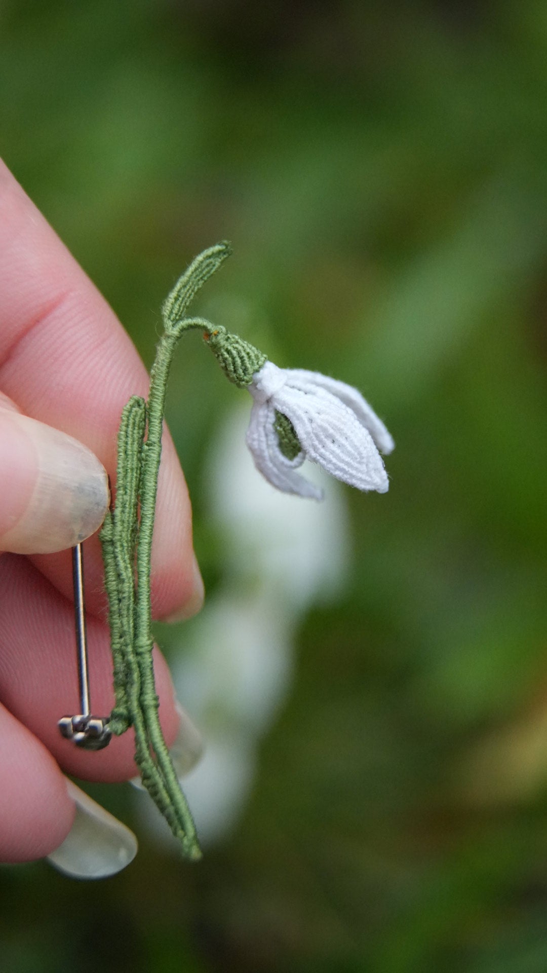 Broche perce-neige en micro macramé - Coton & Astrance