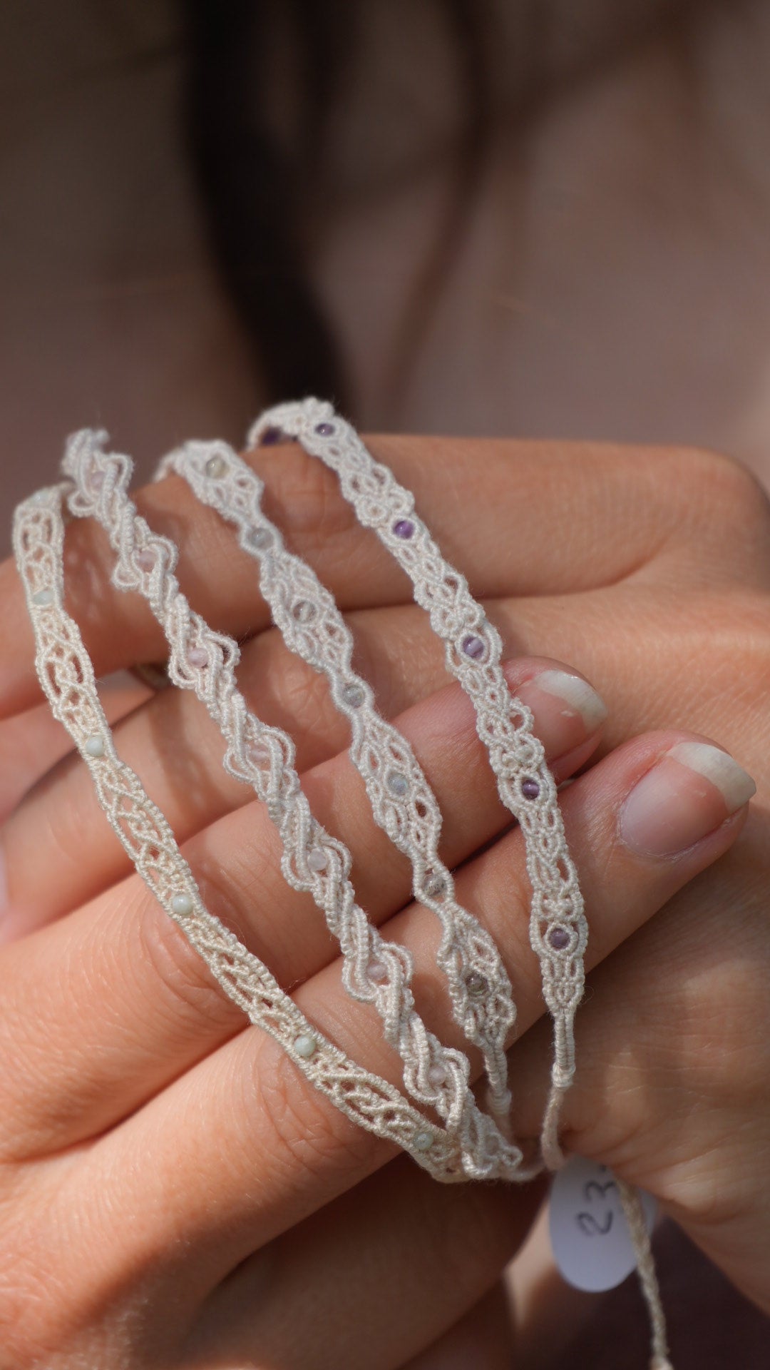 Bracelets minimalistes en micro macramé – quartz rose, améthyste, labradorite & verre bleu - Coton & Astrance