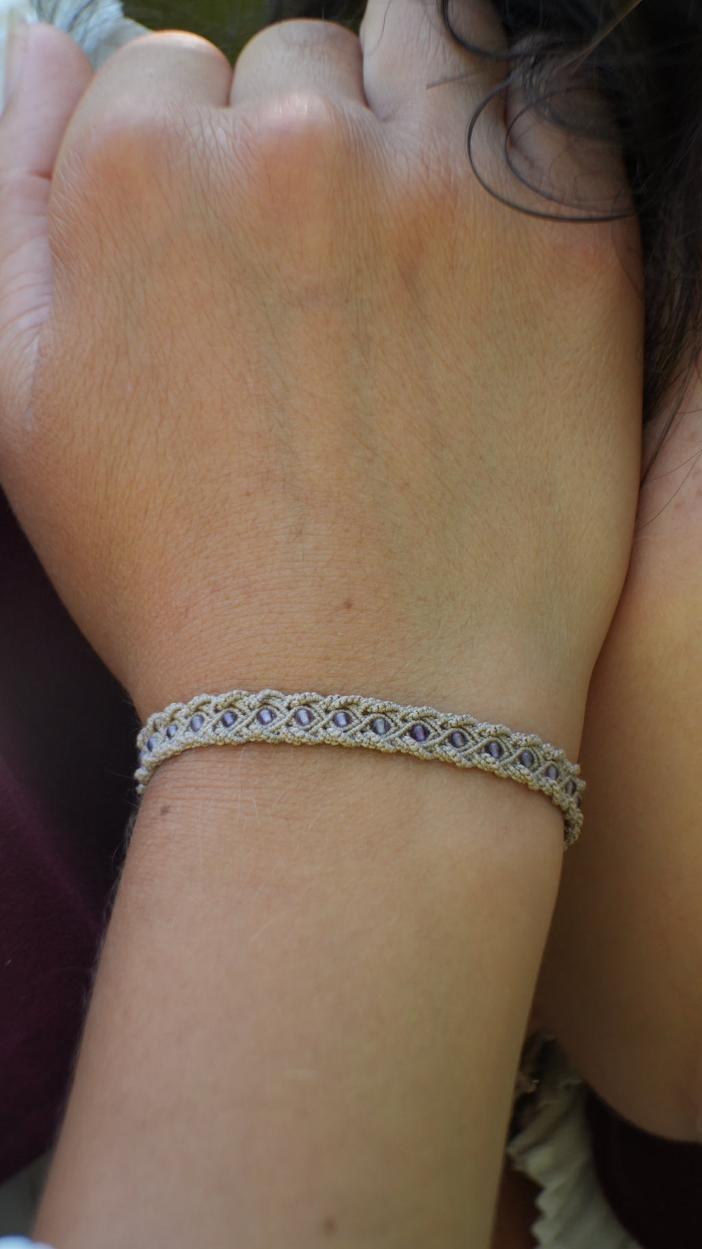Bracelet tressé en micro macramé avec améthyste – Coton et Astrance