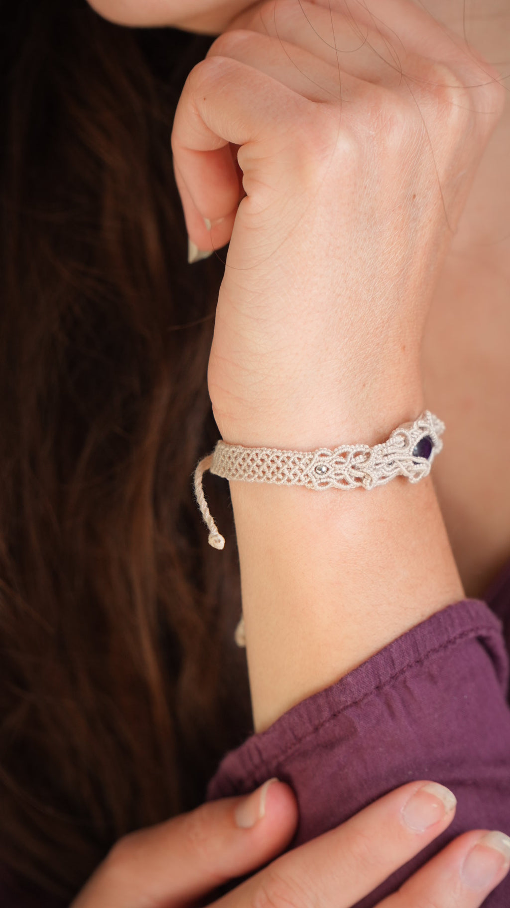 Bracelet asymétrique elfique en Améthyste et micro macramé - Coton & Astrance