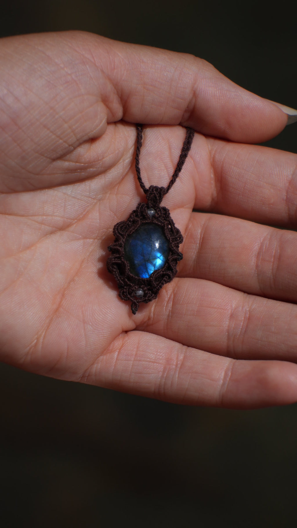 Pendentif labradorite bleue en micro macramé – bijou celtique artisanal - Coton & Astrance