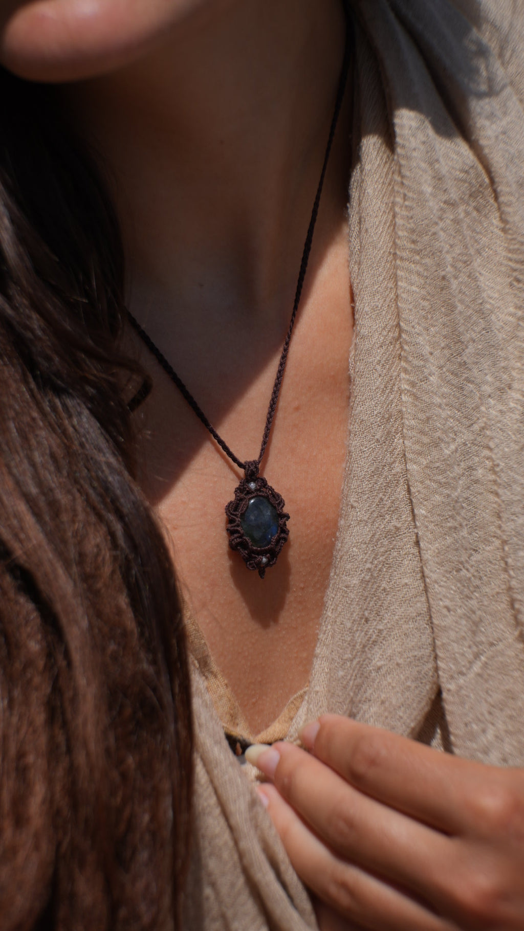 Pendentif labradorite bleue en micro macramé – bijou celtique artisanal - Coton & Astrance