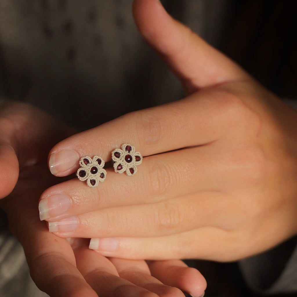 Puces d’oreilles florales en grenat rouge et micro macramé - Coton & Astrance