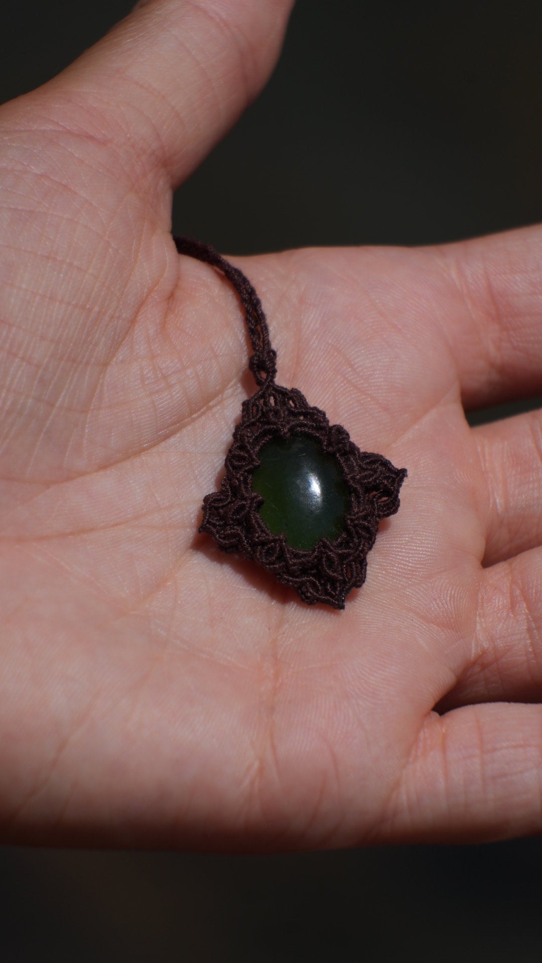 Pendentif jade vert naturel en micro macramé - Coton & Astrance