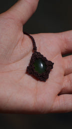 Pendentif jade vert naturel en micro macramé - Coton & Astrance