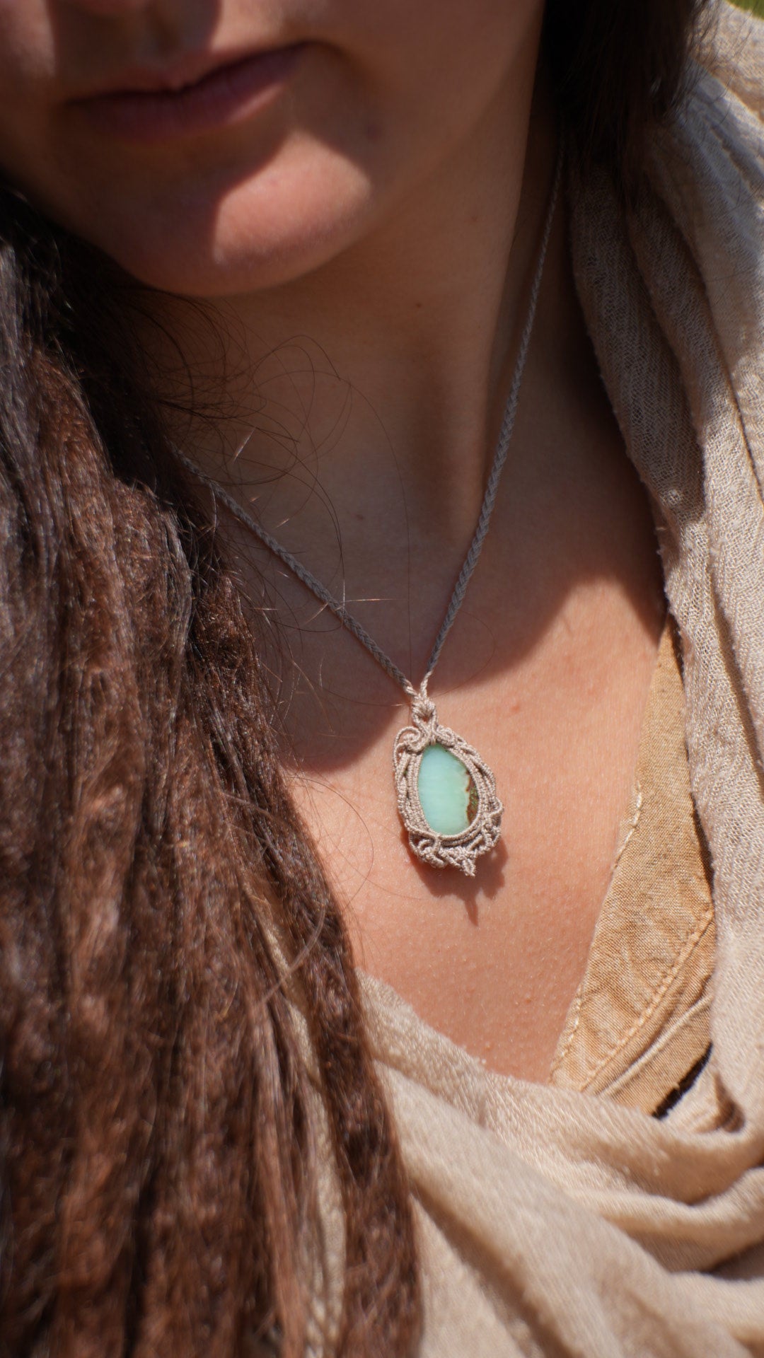 Pendentif chrysoprase naturelle en micro macramé, bijou pastel - Coton & Astrance