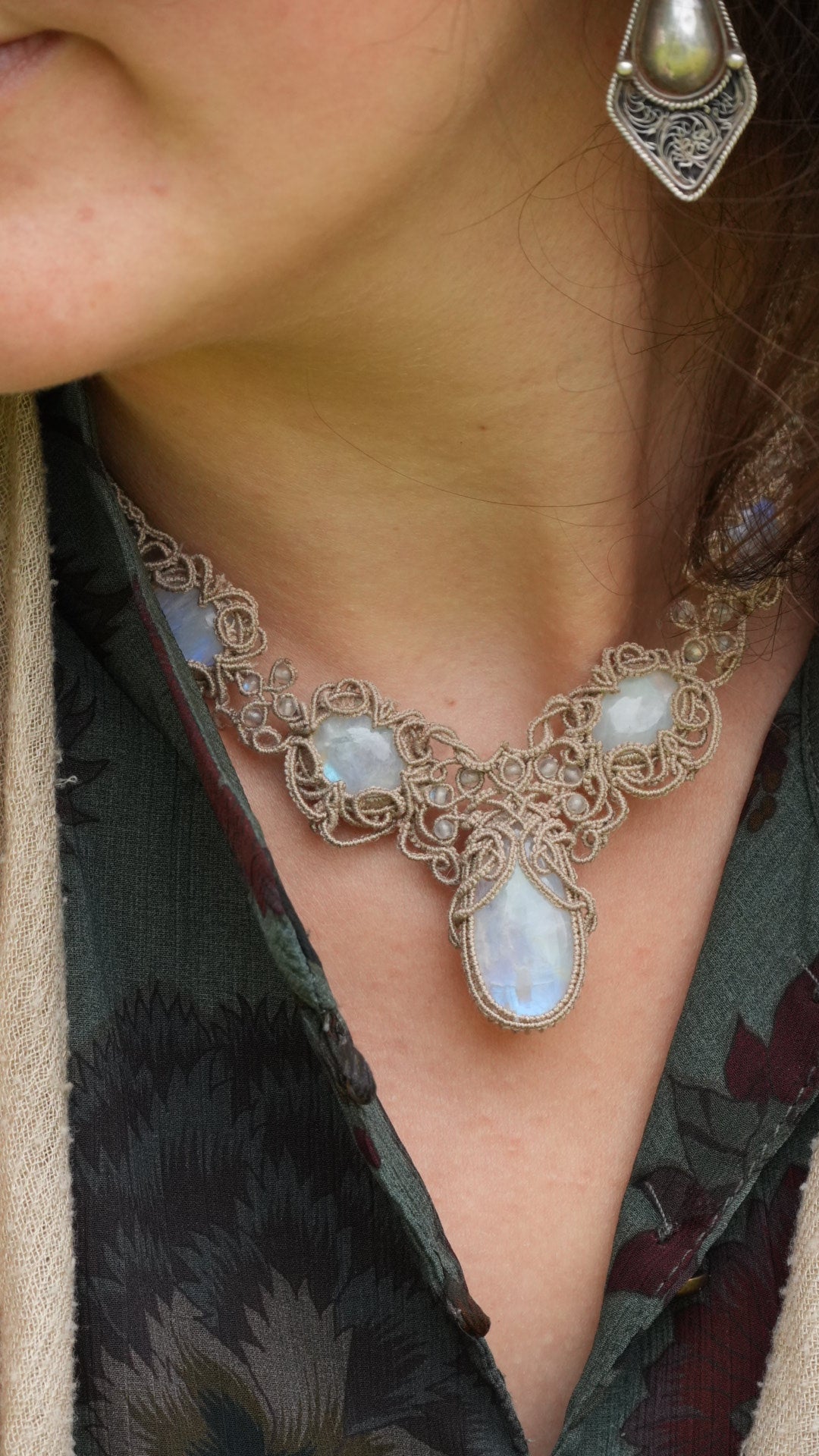 Collier elfique pour mariage féerique en labradorite blanche - pièce unique - Coton & Astrance