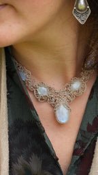 Collier elfique pour mariage féerique en labradorite blanche - pièce unique - Coton & Astrance